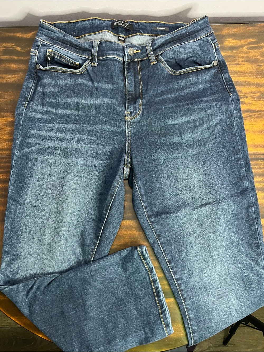 Judy Blue Women's Straight Leg Capri in Medium Blue Wash